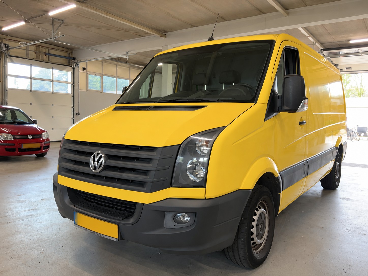 Volkswagen Crafter amarilla L2H2 de alquiler